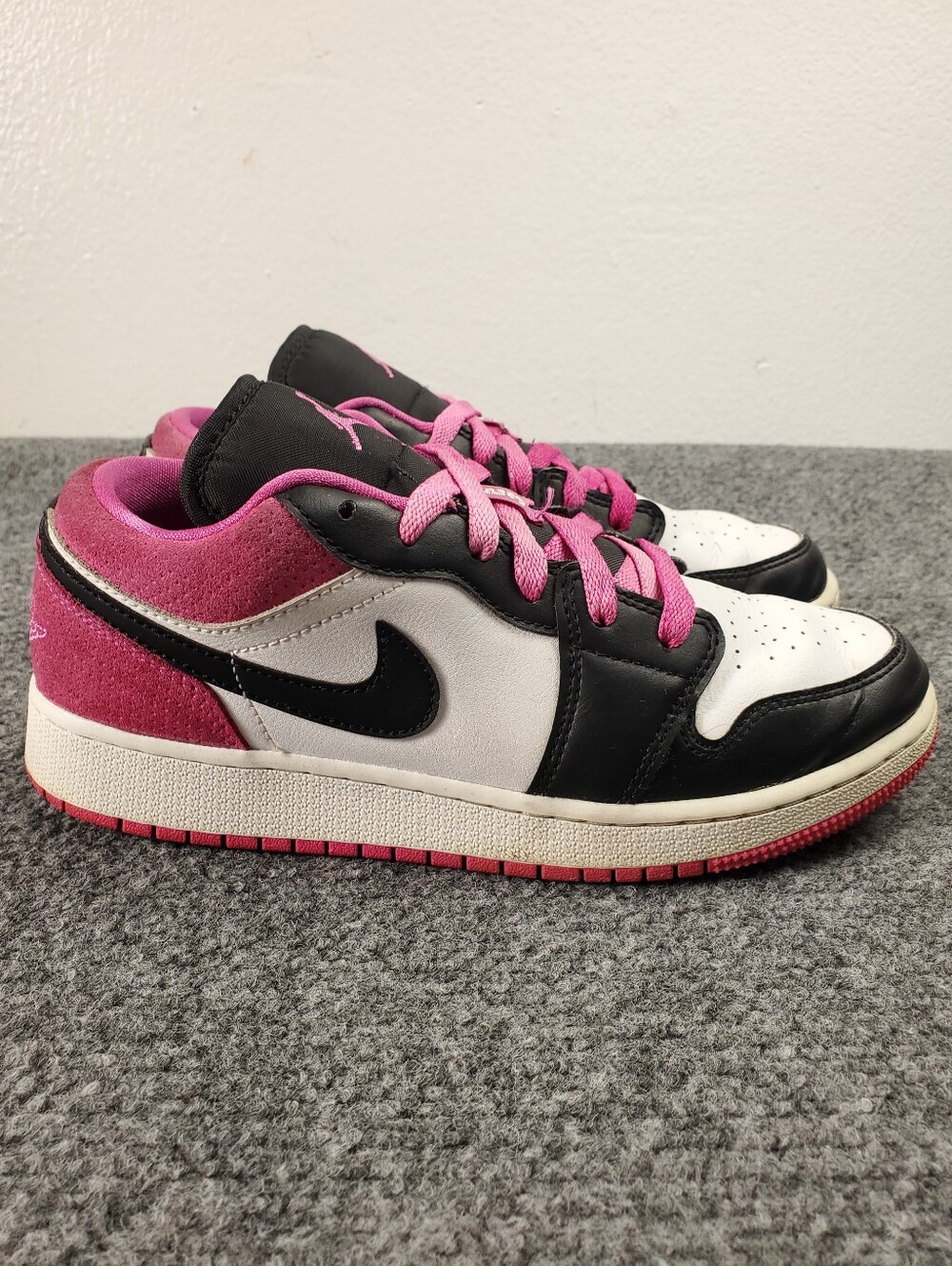 Air Jordan 1 Low SE GS Black Active Fuchsia Kids Girls 5.5 Youth CT1564-005 Pink